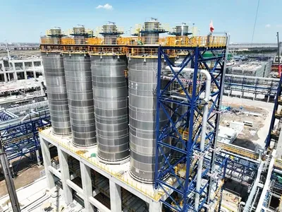 Комплексная система силосов и гомогенизации в рамках проекта по производству 100 000 тонн полиэтилена с ультравысокой молекулярной массой (UHMWPE) в год — Китайская нефтехимическая корпорация SINOPEC (China Petroleum & Chemical Corporation, SINOPEC)